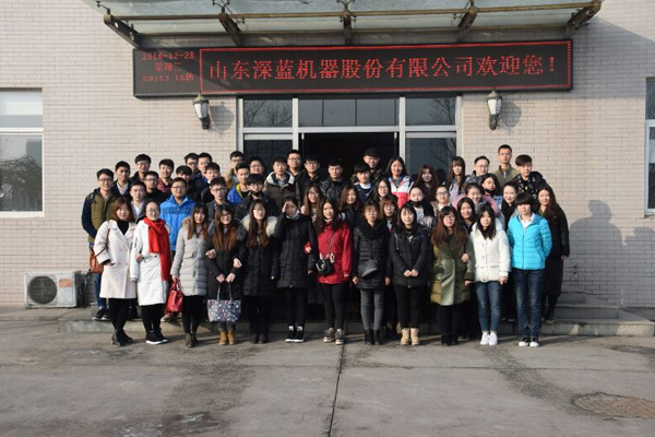 (圖為參觀學(xué)生合影留念) (圖為參觀學(xué)生合影留念)